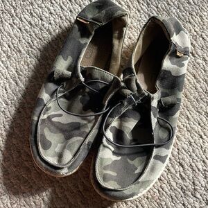 Hey Dudes camo size 9 good used condition